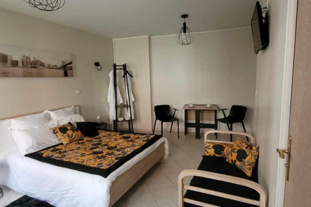 Apartment Cocooning Et Tranquille Dans Un Jardinet A L'arriere D'une Copropriete 2mm De La Gare